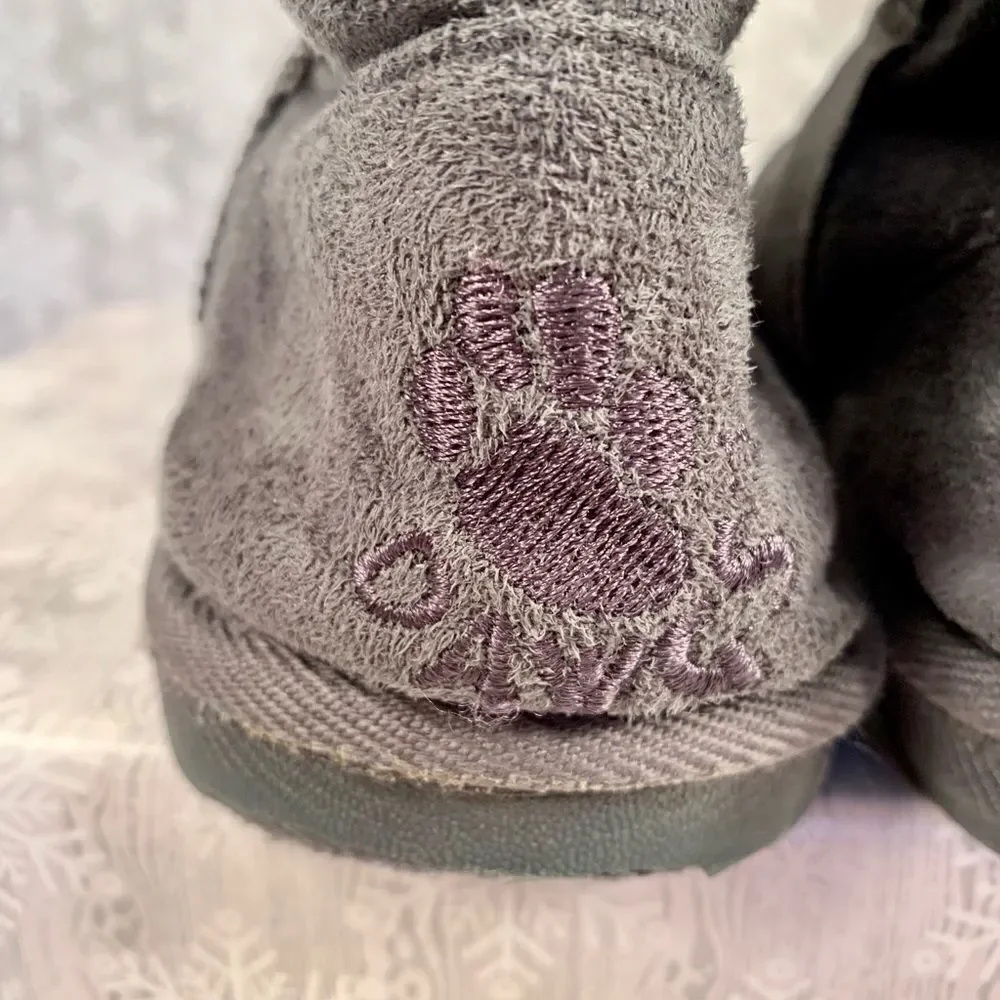 GRAY SUEDE DAWGS SIZE 9 LINED WITH WHITE FAUX FUR